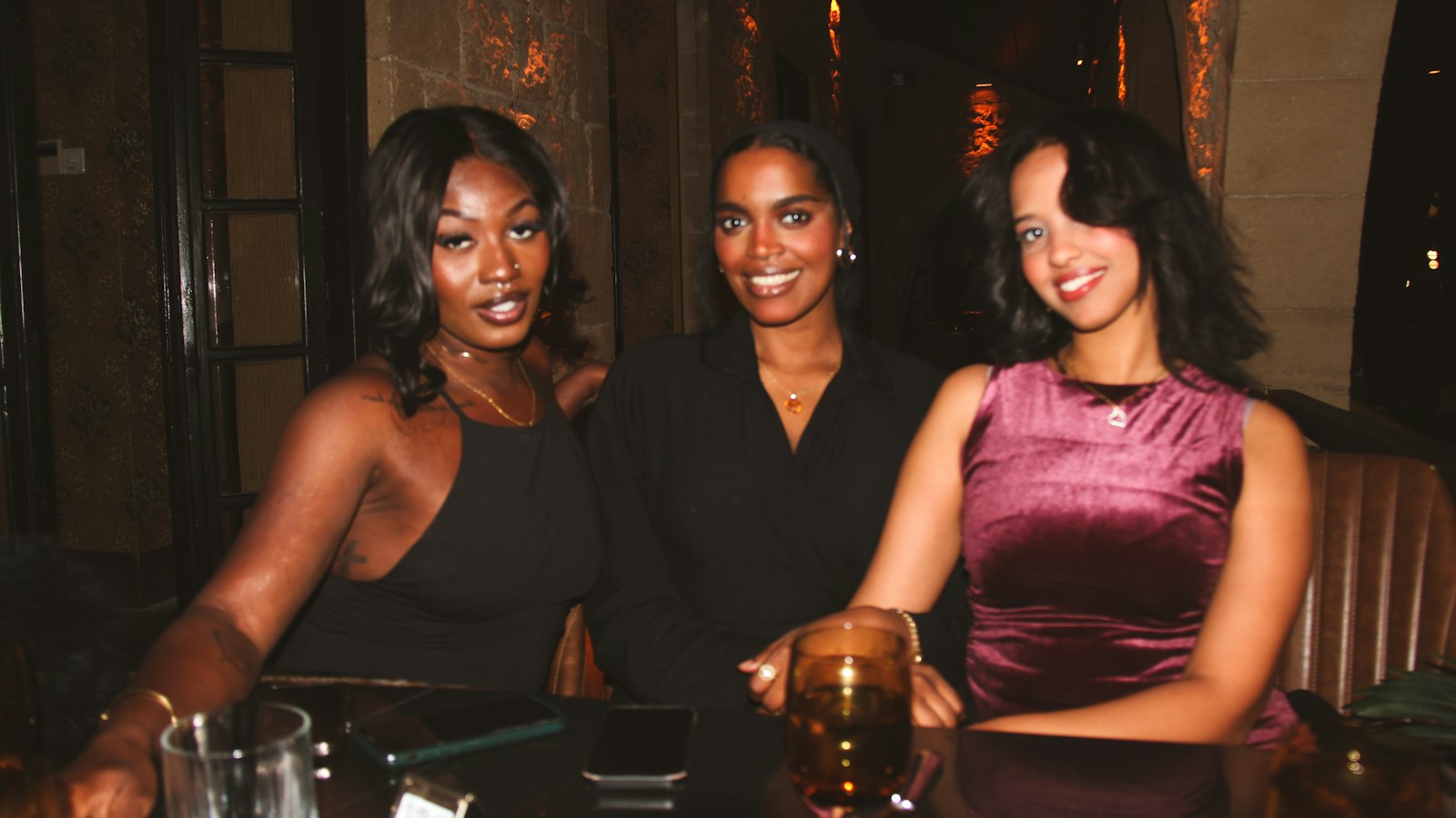 Três mulheres sorrindo juntas